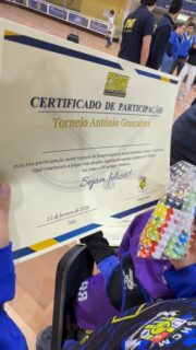 Há uma semana, realizámos uma bonita homenagem ao nosso treinador António Gonçalves. Um momento que contou com o @adohoqueipatins e o @paredefootballclube, clubes que fizeram parte da vida do Tó.
Que sejamos sempre capazes de viver esta alegria que o hóquei nos traz!
#hoqueiempatins #somosum