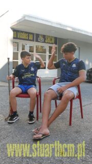 É o momento de conhecermos mais dois jogadores: O Duarte Barros e o Gonçalo Helfrich! O que será os une? 
Continua a acompanhar-nos para saberes o que torna tão especial a família #stuart!

#somosum #hoquei #hoqueipatins #hoqueiportugal #stuart #stuarthcm #stuartmassama